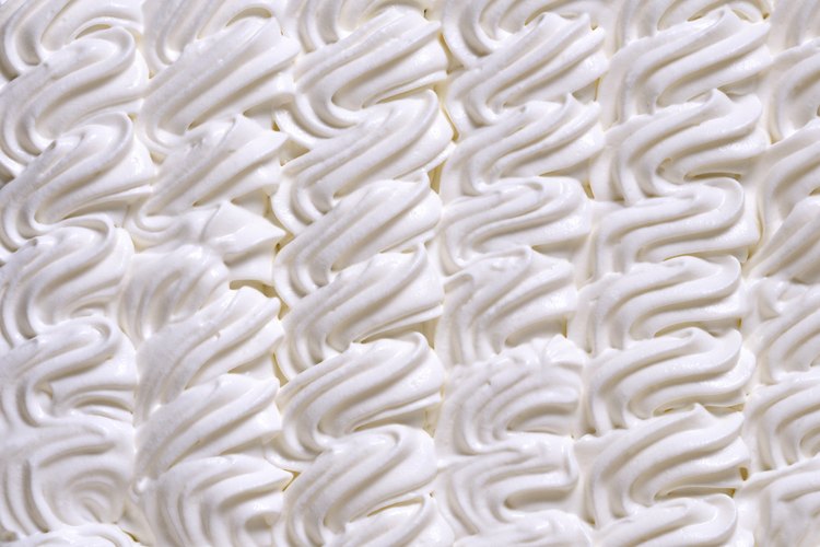 El merengue es un postre o una cobertura liviana y esponjosa que se elabora con azúcar y claras de huevo.