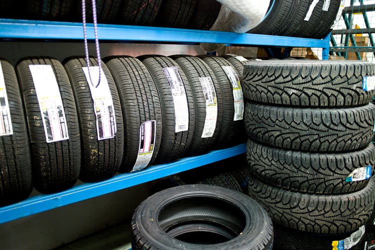 El manejo de materiales es el movimiento de los bienes individuales, empacados y a granel que utilizan mano de obra y máquinas.