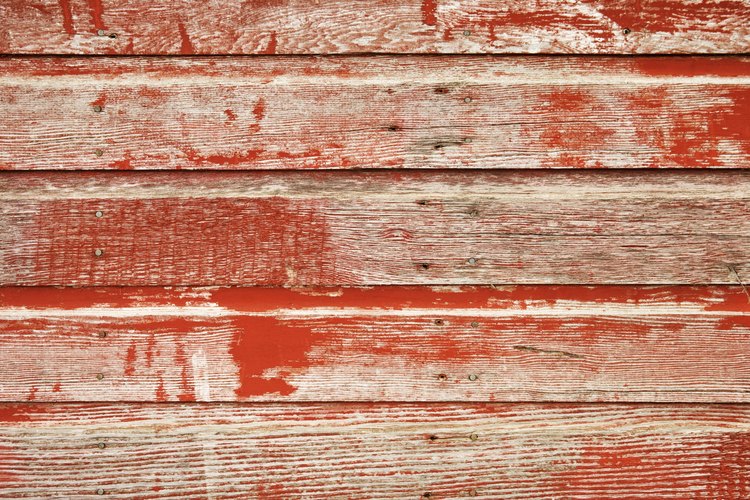 Decora tus muebles de madera para que se vean como desgastados pero elegantes.