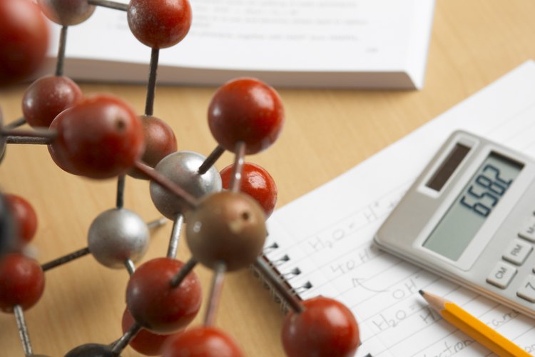 Usa un modelo molecular para determinar la relación entre los elementos en un compuesto.