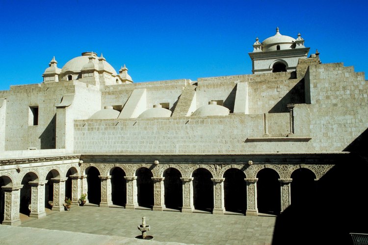 Los edificios coloniales de Arequipa están construidos con roca volcánica blanca.