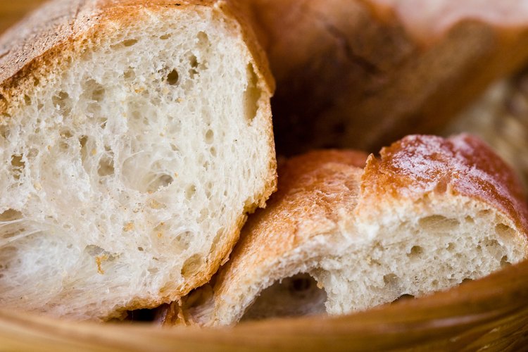 Los panaderos usan la levadura salvaje para el pan de masa fermentada, pero levadura comercial para la mayoría de los panes.