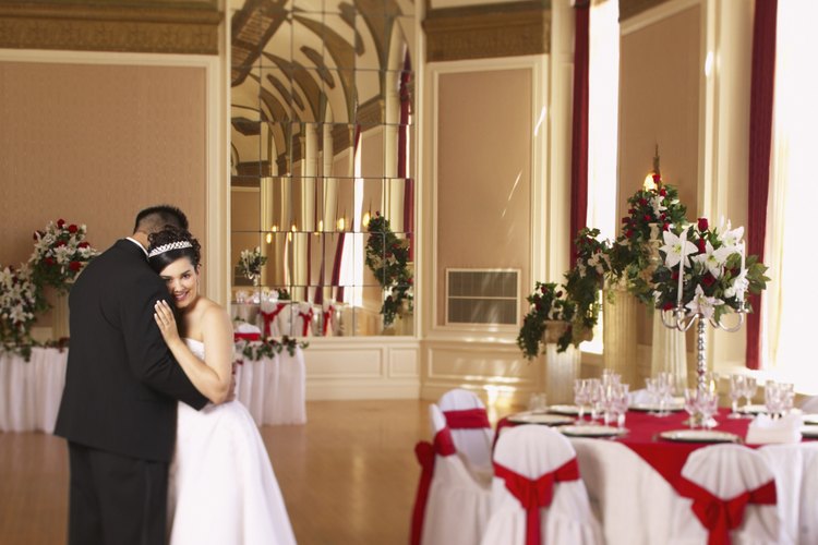 Los salones para fiestas pueden ser decorados para una boda u otra ocasión especial.
