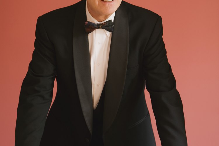 Un moño ya atado es una opción para usar con un traje formal.