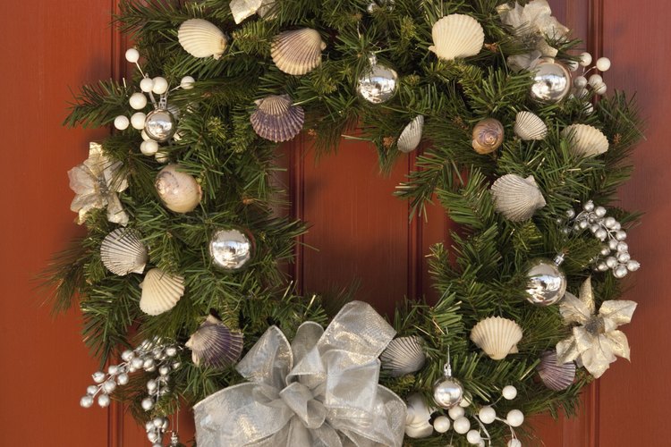 Las guirnaldas navideñas pueden ser iluminadas con decoraciones y listón de malla.
