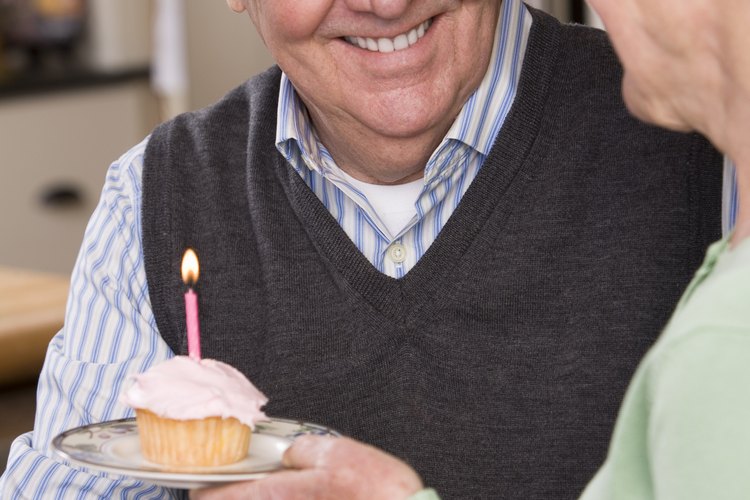 Planea una celebración divertida para un cumpleaños de 80.