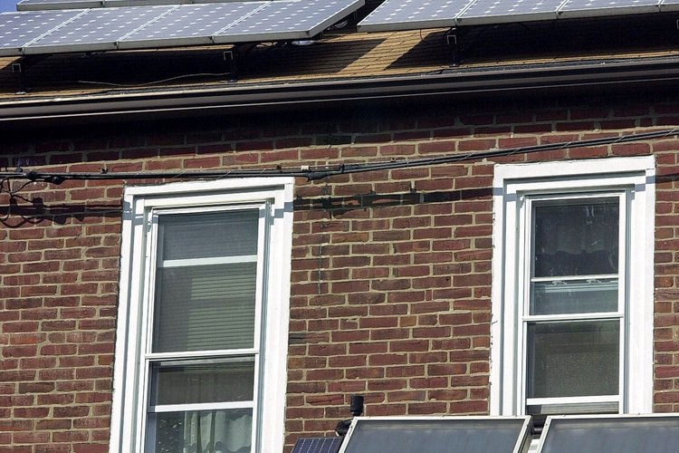 Normalmente los paneles solares se instalan en los techos de cara a la luz solar directa.