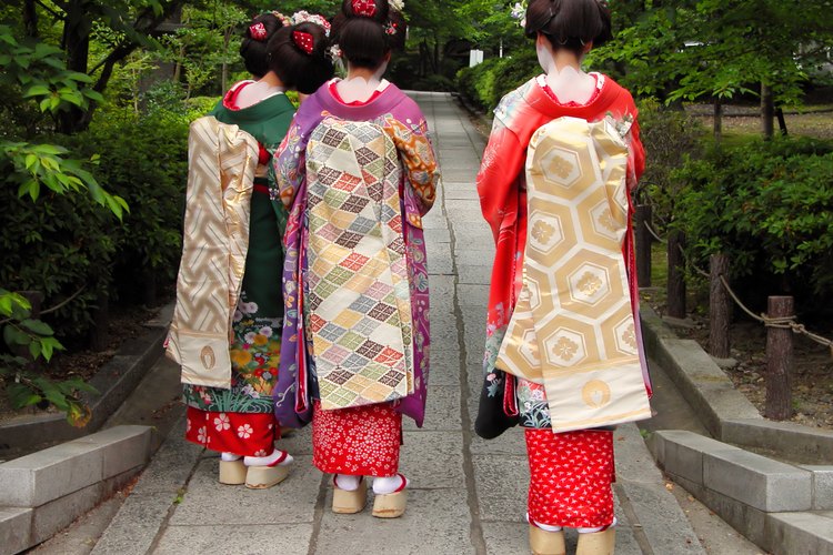 Tres geishas en Japón.