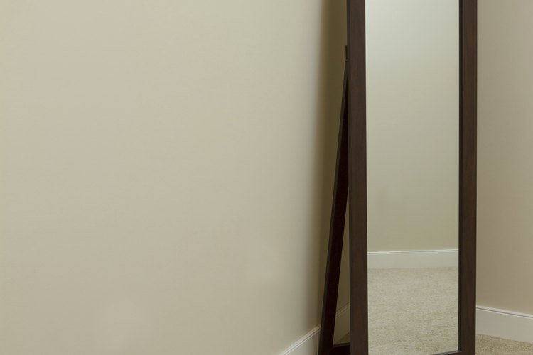 Aunque hay muchas maneras de pegar un espejo en la pared de tu casa, el método más duradero involucra un adhesivo especial.