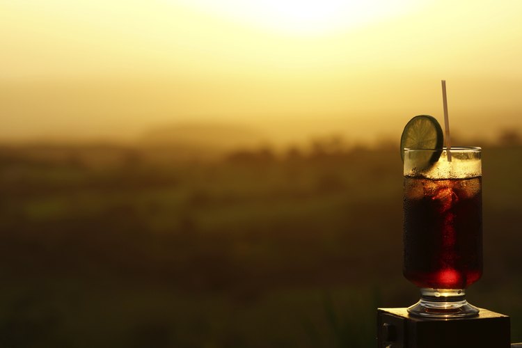 Cóctel de Coca cola al atardecer.