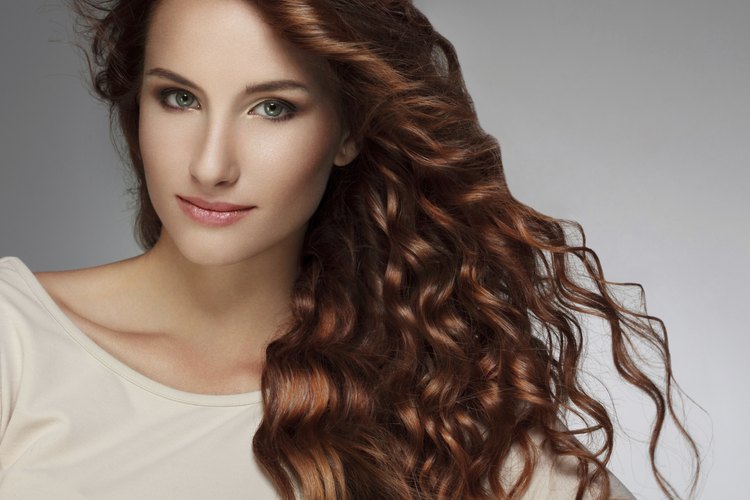 Obtén un cabello largo y rizado.