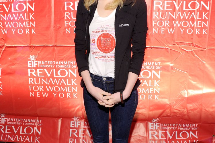 Los pantalones de Emma Stone se ajustan y favorecen a tu cuerpo.