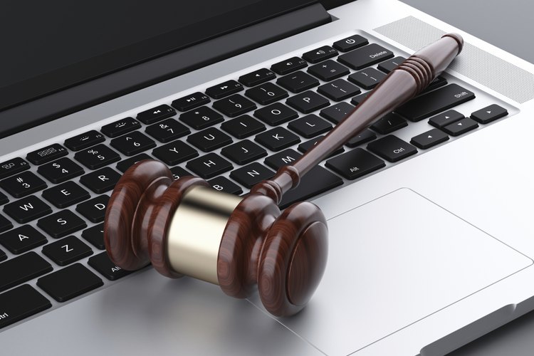 Computadora con un martillo de juez encima del teclado