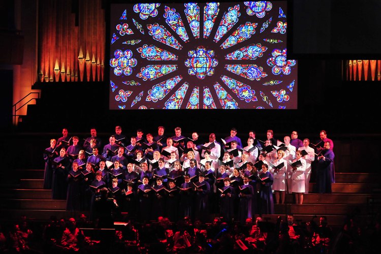 Un coro por detrás de la orquesta.