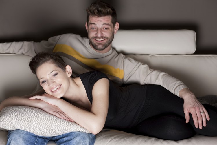 Siempre podrás encontrar una película romántica en DVD y dediquen una noche para mirarla juntos.