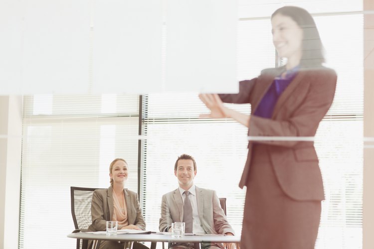 Se toma en cuenta a la empresa tanto como a la competencia.