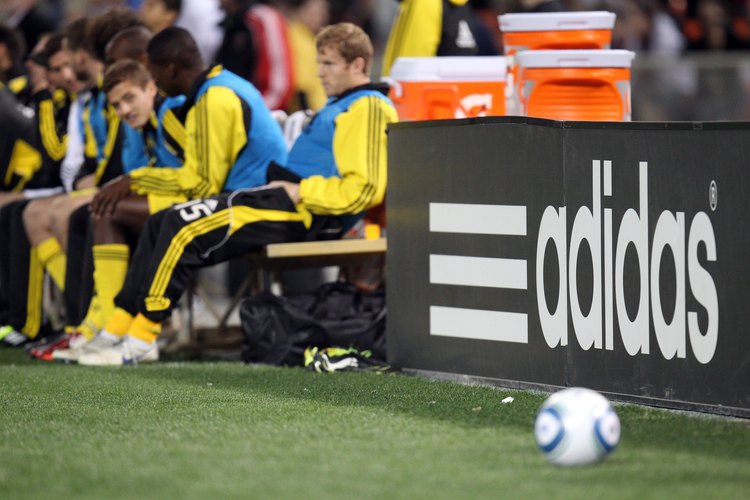 Adidas pisa fuerte en la fabricación de equipos deportivos.