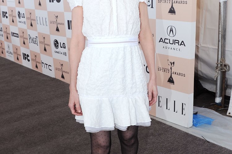 Amanda Peet muestra que puedes usar medias con zapatos de punta abierta.