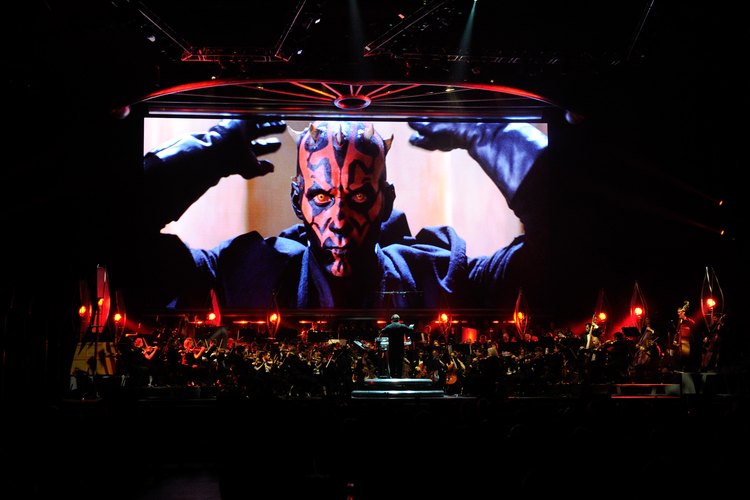 Busca imágenes de Darth Maul para imitar su apariencia.