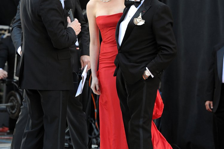La actriz Anne Hathaway es entrevistada durante una ceremonia de entrega de los Oscar.
