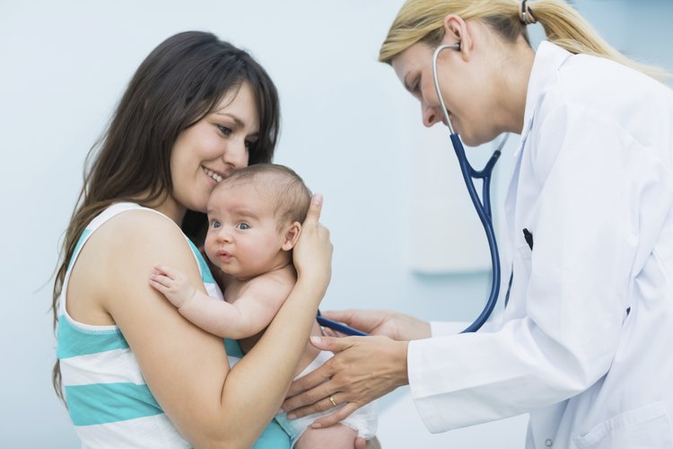 Pediatra examinando a un bebé.
