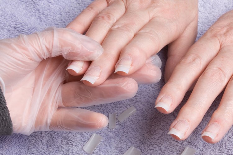 Para alargar las uñas, se adhieren puntas en los extremos de las uñas y se cubren con acrílico o gel.
