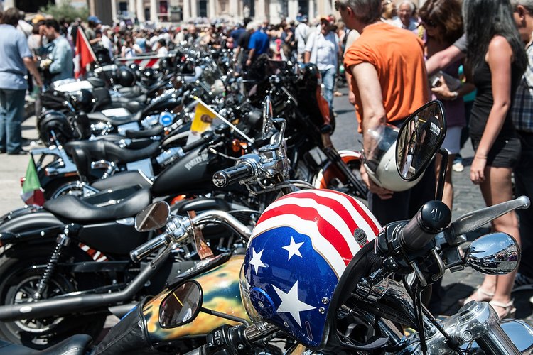 Las motos Harley Davidsons son populares en el ambiente motoquero.