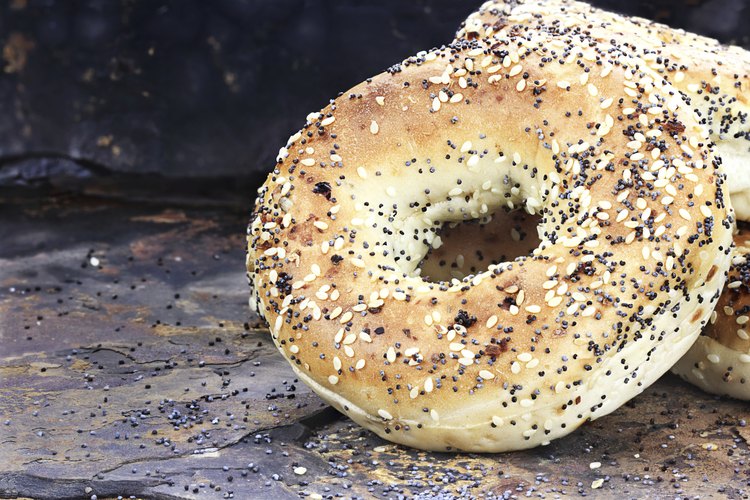 Una rosca de pan con semillas de amapola debería ser segura.