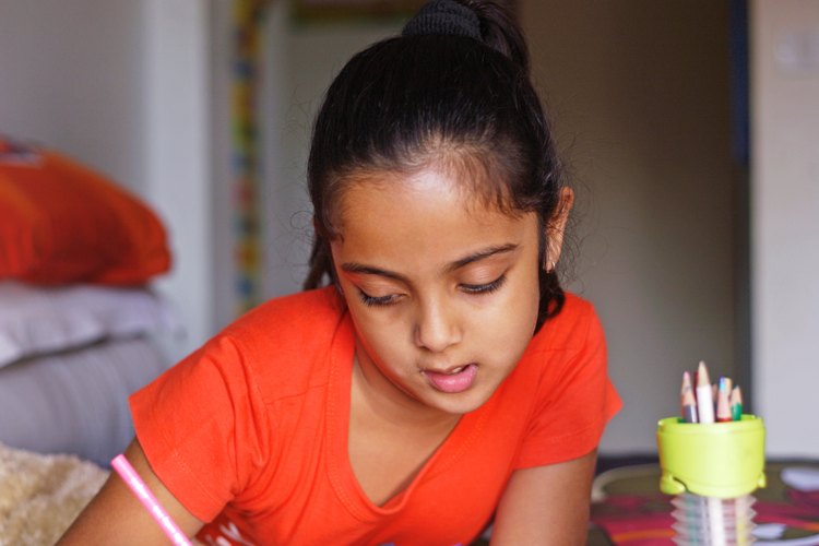 Darle la pluma le permite a tu hijo poner sus propias habilidades descriptivas a trabajar.