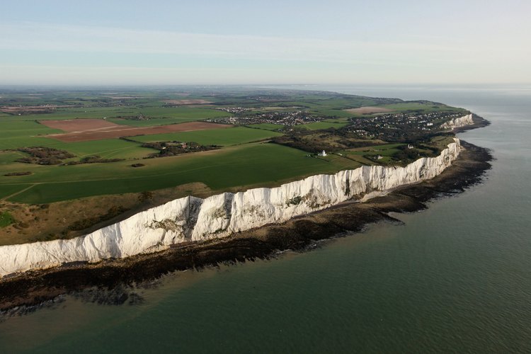 La tiza, un tipo de piedra caliza, conforma los acantilados blancos de Dover.