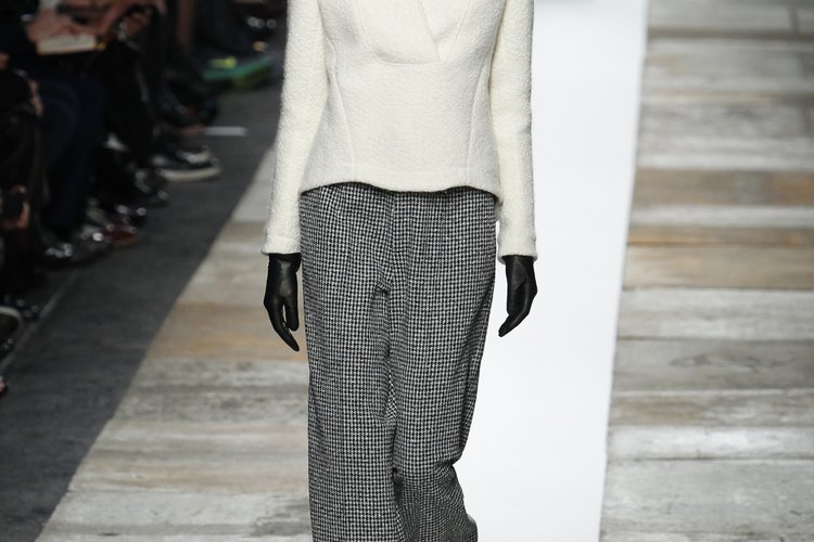 Theyskens' Theory muestra hombreras sutiles en su colección de otoño 2013 en Nueva York.