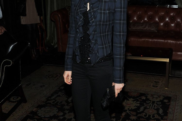 En la presentación de "Crack", bella Heathcote luce unos pantalones negros con una chaqueta azul marino a cuadros.