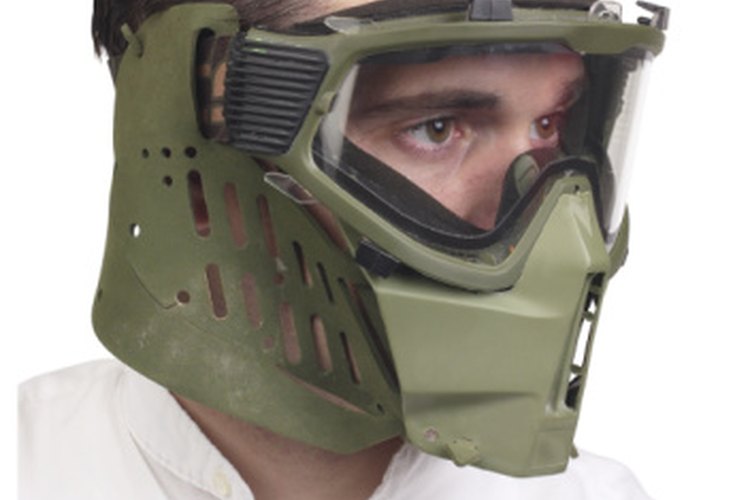 Mientras que las armas sin gas requieren el uso de una mascarilla completa, el airsoft sólo requiere gafas de seguridad.