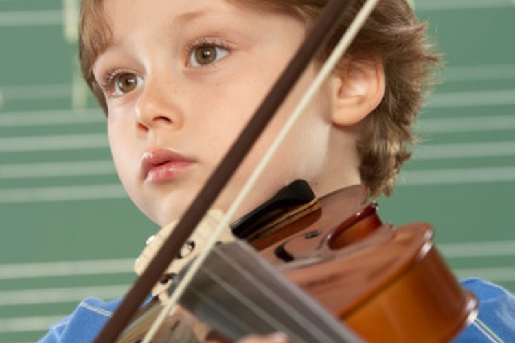 Las líneas y espacios adiciones arriba del pentagrama denotan las notas altas de un violín.