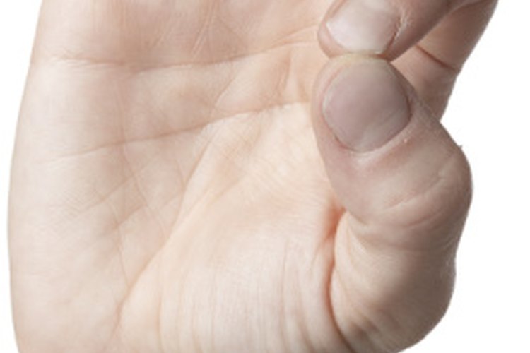La púa debe apoyarse suavemente entre el pulgar y el índice.
