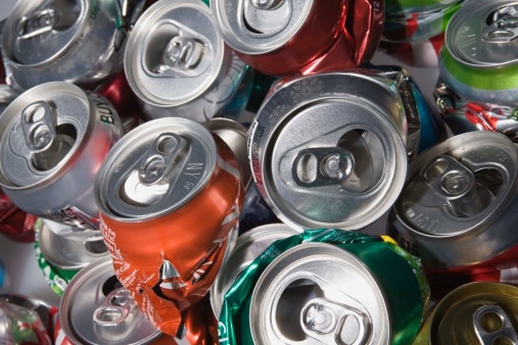 En algunos estados se aplica un valor en efectivo a cada lata o botella que se recoja para reciclar industrialmente.