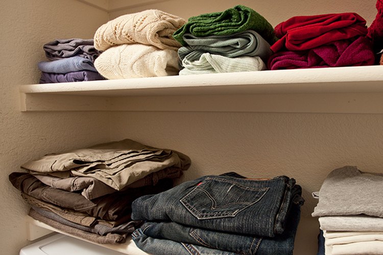 Apila tus prendas de ropa y organízalas de acuerdo al color en tus nuevos estantes.