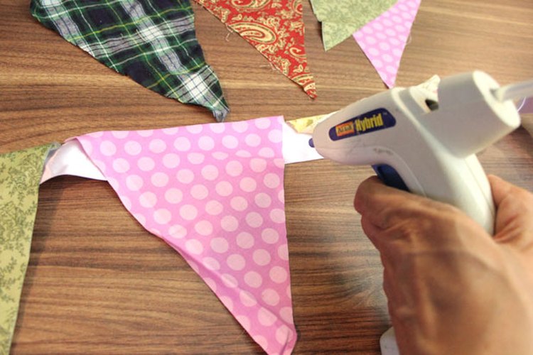 Crea un adorno con banderines en la parte superior.