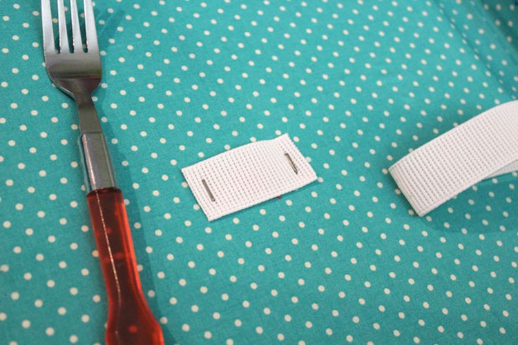 Engrapa los elásticos para sujetar los cubiertos.