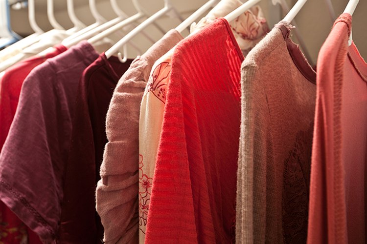 Evita cometer errores cuando combinas la ropa en la mañana, agrupando tus prendas por tipo y color.