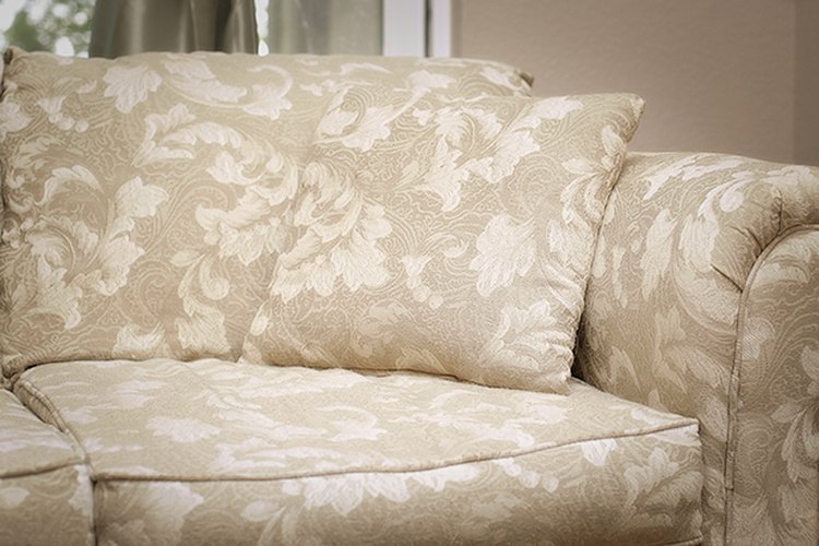 Las fundas para los muebles evitan que tu sofá se convierta en un desastre lleno de pelos.