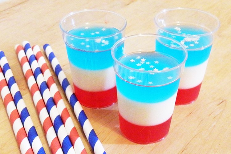 Disfruta los tragos de gelatina rojos, blancos y azules en una festividad patriótica.