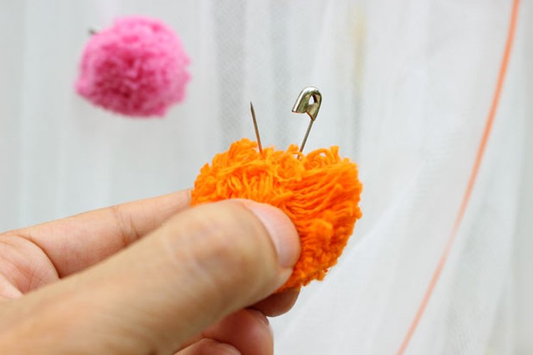 Ajusta los pompones a las cortinas.