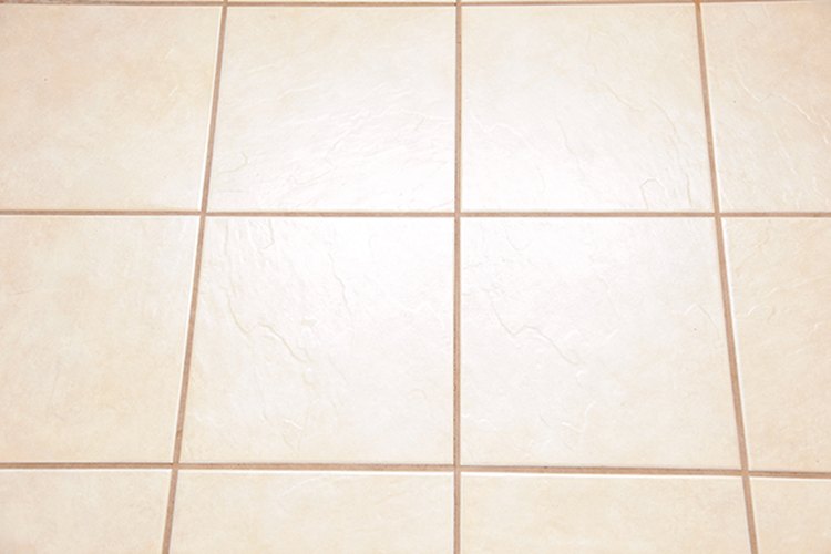 A nadie le agradan las huellas de las patas sucias del perro, pero podrás limpiarlas fácilmente en los pisos resistentes.