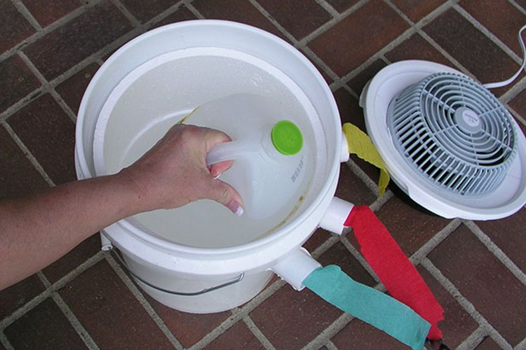 Añade la jarra de hielo de un galón (3,7 l).