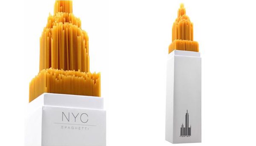 El espíritu italiano está presente en Nueva York con este diseño de envoltorio de espaguetis.