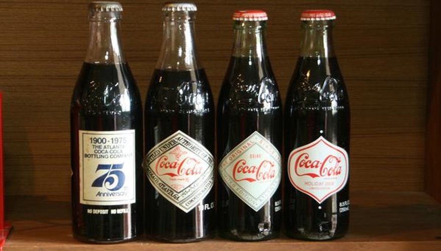 Botellas de bebida cola.