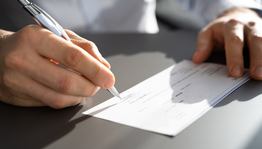 Cobrar cheques viejos es posible; hay varias opciones que podrías probar.