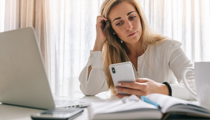 Mujer estudia como cancelar sus beneficios por desempleo por ya tener trabajo.
