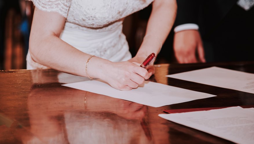 Existen varias cuestiones legales hay que tener en cuenta si decides cambiar tu apellido después de casarte.